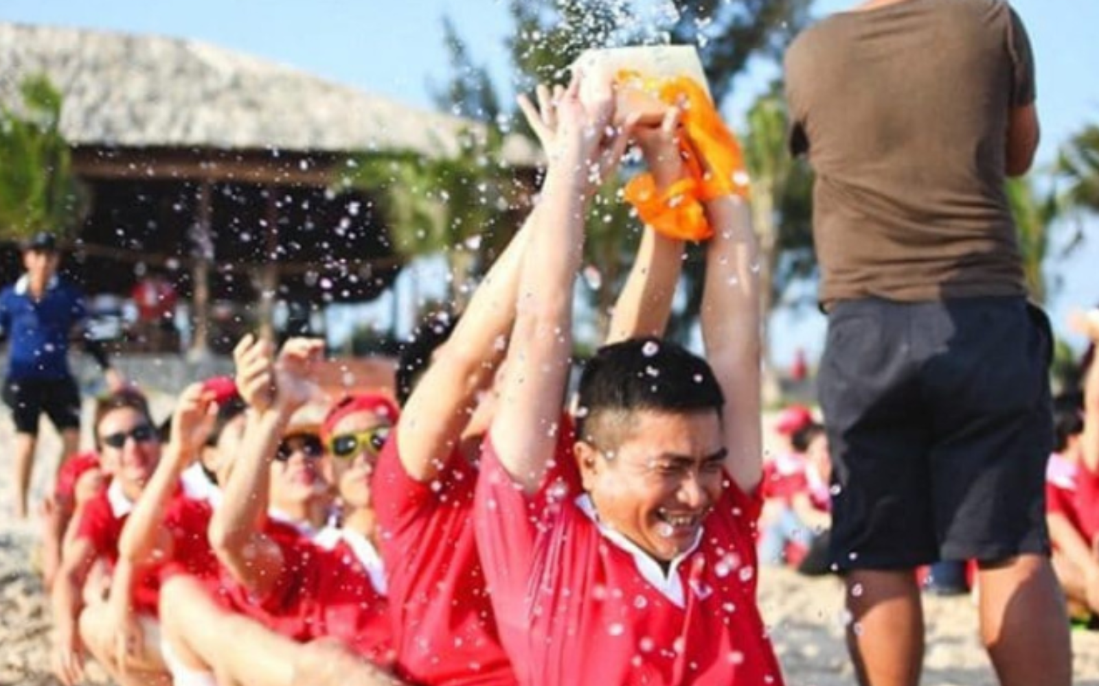 Nhân viên văn phòng vui vẻ tham gia trò chơi kéo co trong buổi team building