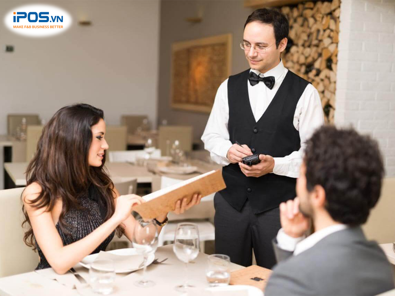 Nhân viên nhà hàng nhiệt tình tư vấn giúp khách hàng lựa chọn được gói dịch vụ phù hợp nhất