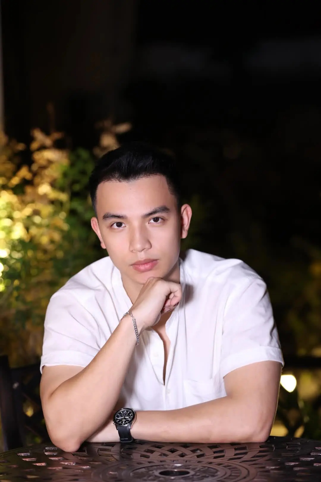 Một diễn viên trẻ đang suy nghĩ về mục tiêu và đam mê của mình