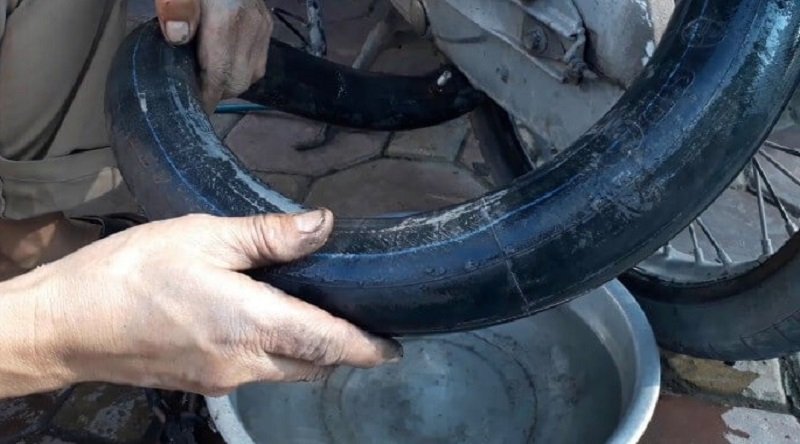 Lốp xe đạp điện bị mòn cần được thay thế để đảm bảo an toàn khi di chuyển