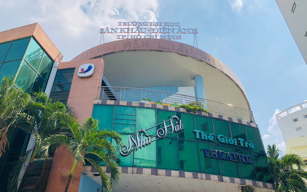 Mặt tiền Trung Tâm Sân Khấu Điện Ảnh TPHCM với logo nổi bật