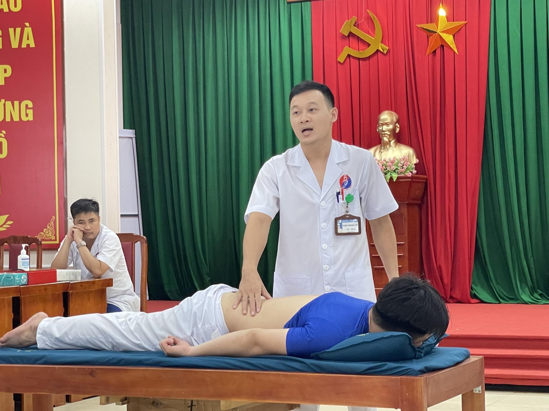 Kỹ thuật viên xoa bóp bấm huyệt cần có kiến thức chuyên môn và kinh nghiệm thực tế