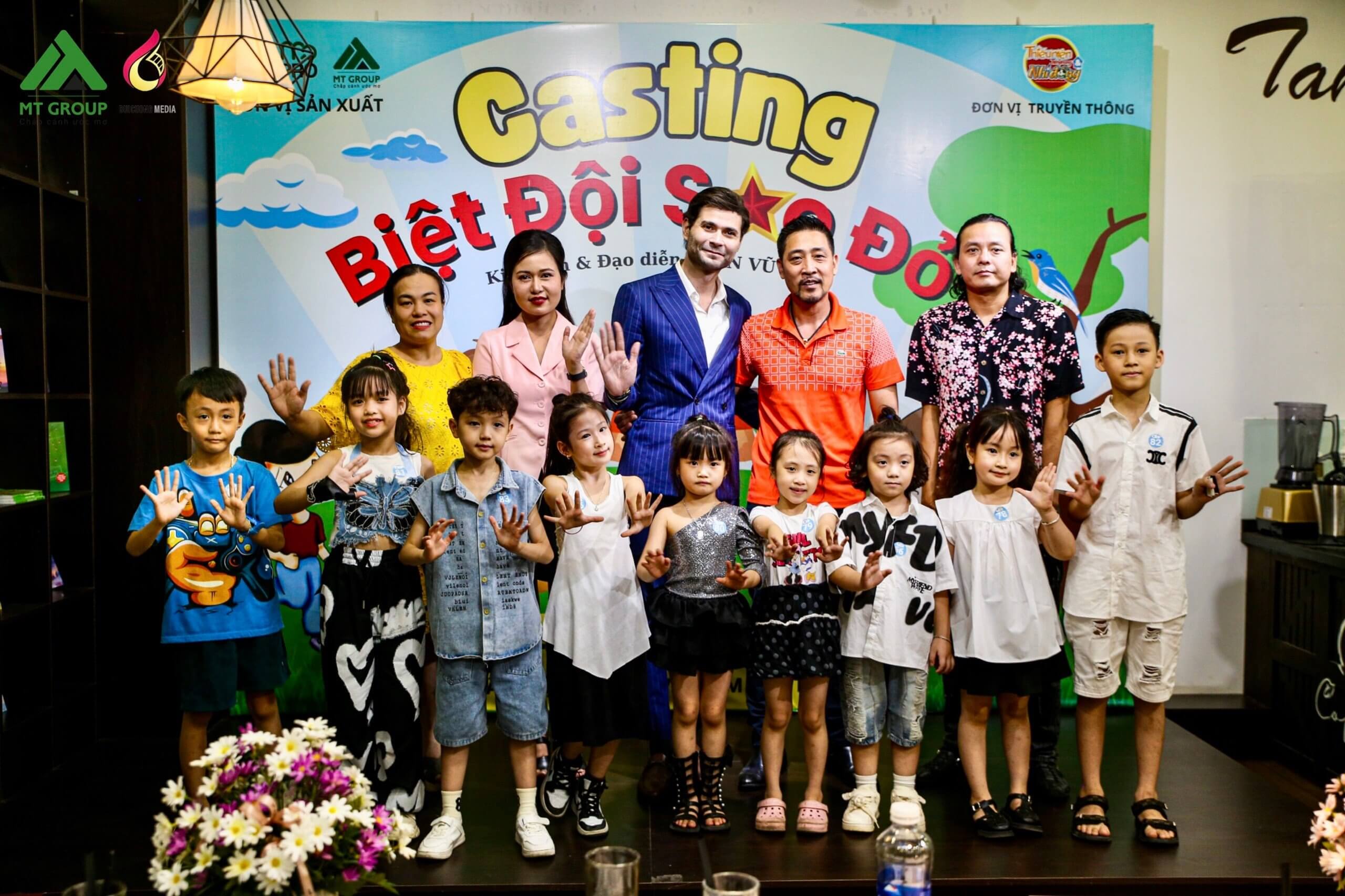 Một diễn viên trẻ đang tham gia buổi casting phim thể hiện sự tự tin và năng lượng